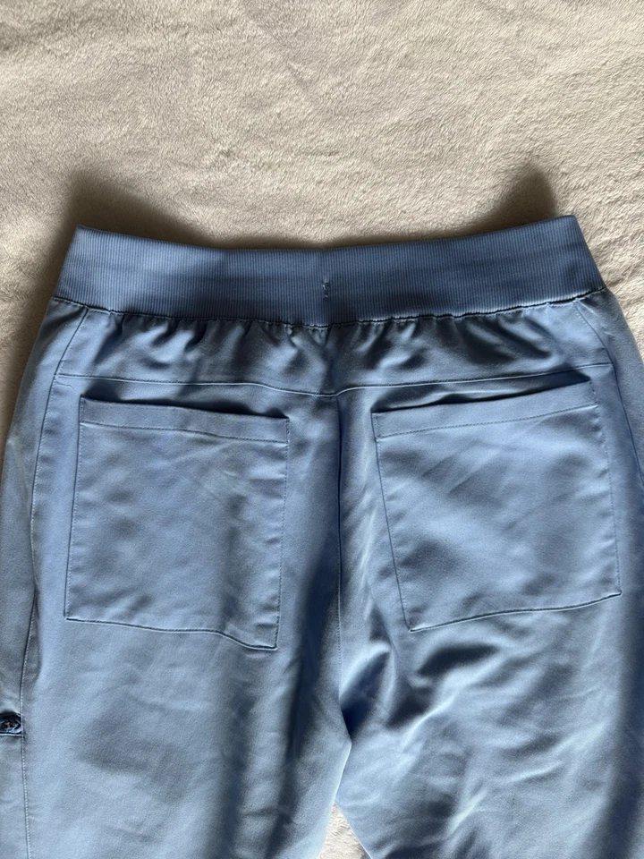 Parte inferior exfoliante Fabletics azul claro. Velo exfoliante On Call Jogger azul. Talla pequeña. Foto 4 de 4