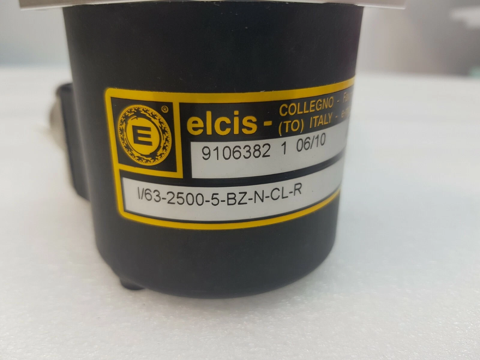 ELCIS label on the encoder body with model I/63-2500-5-BZ-N-CL-R