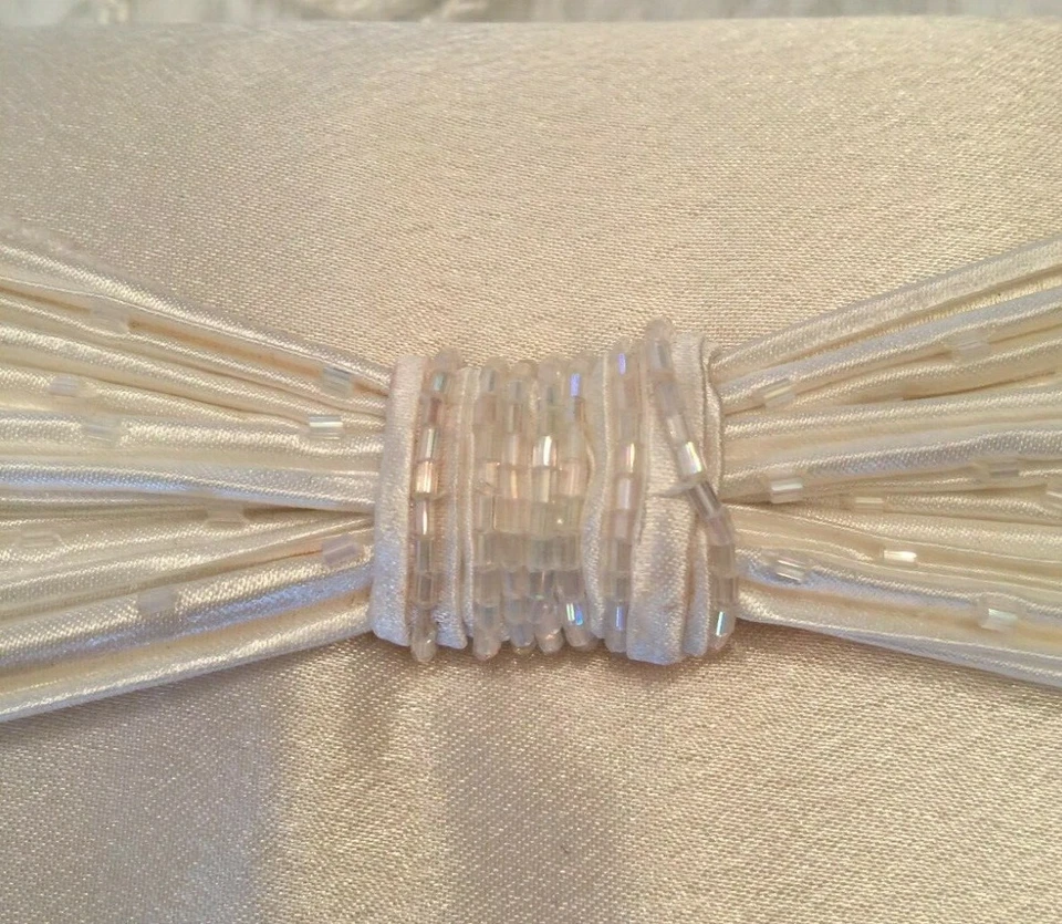 Bolso sin asas oblongo Jessica McClintock para mujer blanco satinado lazo con cuentas  Foto 2 de 4