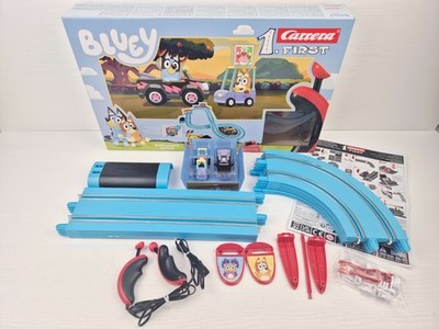 Carrera FIRST Bluey Let s Go Slot Rennbahn Set 2,4m - Bluey & Bingo 3+ -