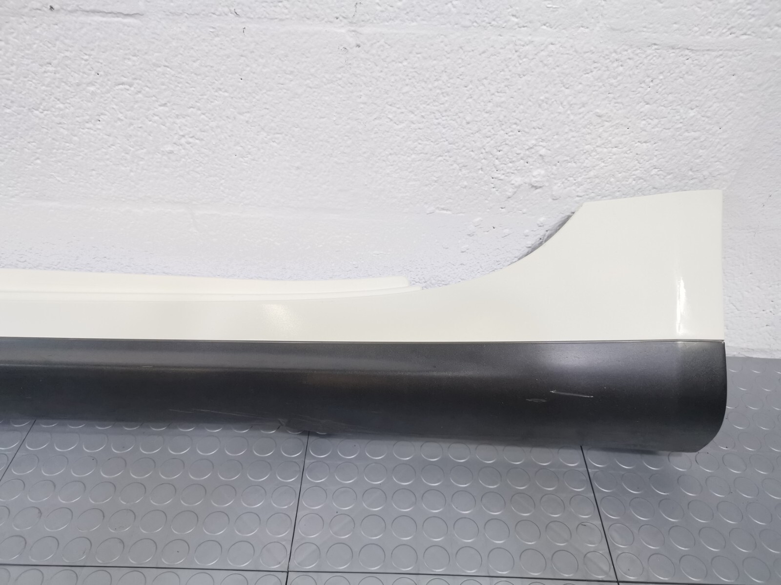 14-19 MASERATI QUATTROPORTE S Q4 LEFT DRIVER SIDE SKIRT WHITE MOLDING