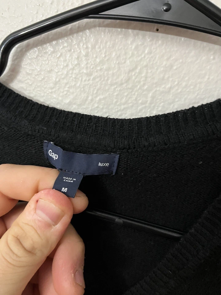 Suéter mediano para mujer Gap Luxe manga larga cuello en V ajustado negro Foto 2 de 4