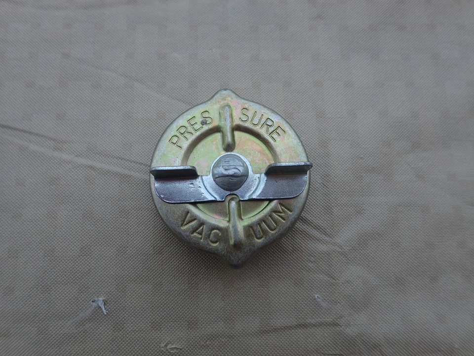 Tampa de combustível Motorcraft FC-47 década de 1970, NOS! AMC, Audi, Chrysler, Dodge, Plymouth, VW - Imagem 2 de 4