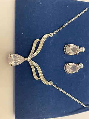 ''Avon''  Pear Drop Necklace Earring Gift Set-Very Good