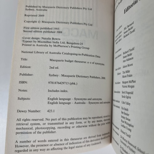 2 x Macquarie Budget Thesaurus & Macquarie Little Thesaurus Mini Paperback 2009 - Picture 8 of 16
