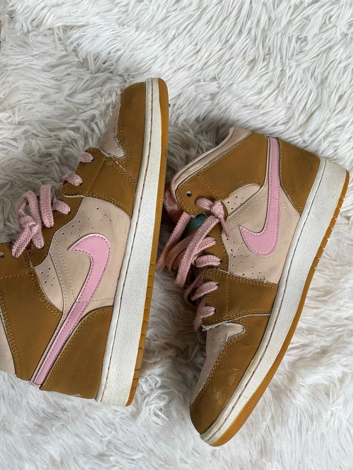 Tênis Nike Girls Air Jordan 1 Médio GG "Lola Bunny" Tamanho 6.5Y 724072-730 Rosa Trigo - Imagem 2 de 4