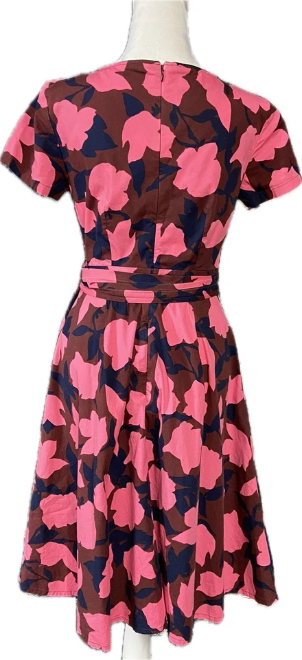 Vestido para mujer Boden 4R calce acampanado midi con cinturón estampado floral borgoña rosa algodón Foto 2 de 4