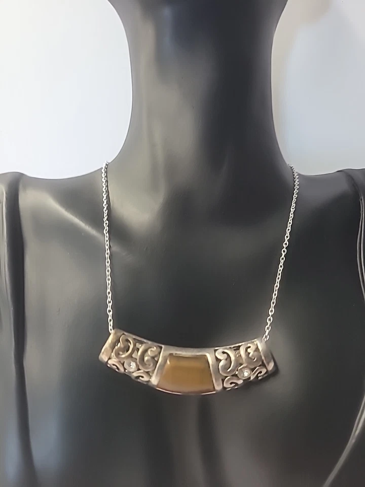 Collar vintage ojo de tigre tono plata barra curva colgante filigrana pergamino Foto 3 de 4