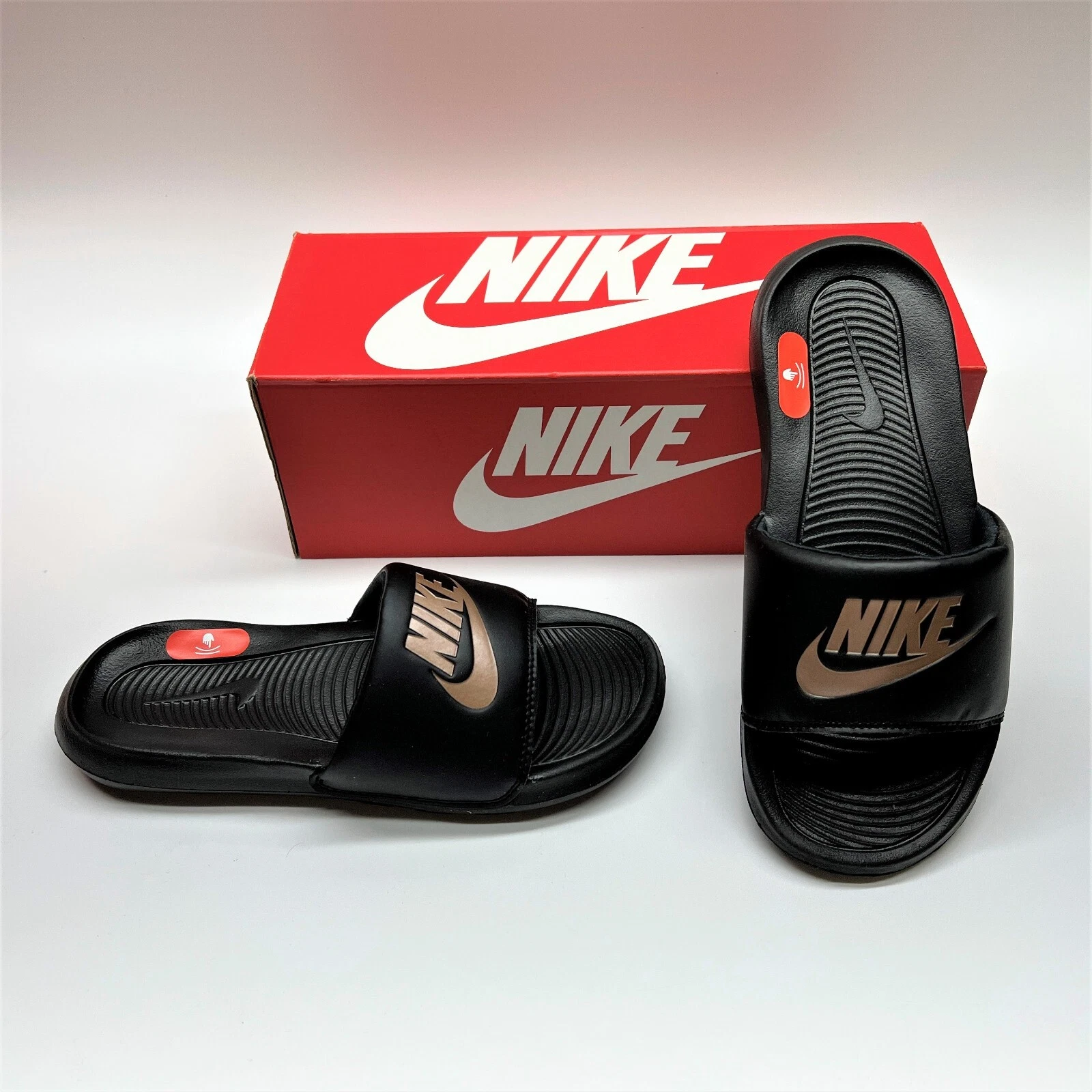 Scarpe sandali Nike Victori One Slide CN9677 001 nero bronzo rosso donna 8