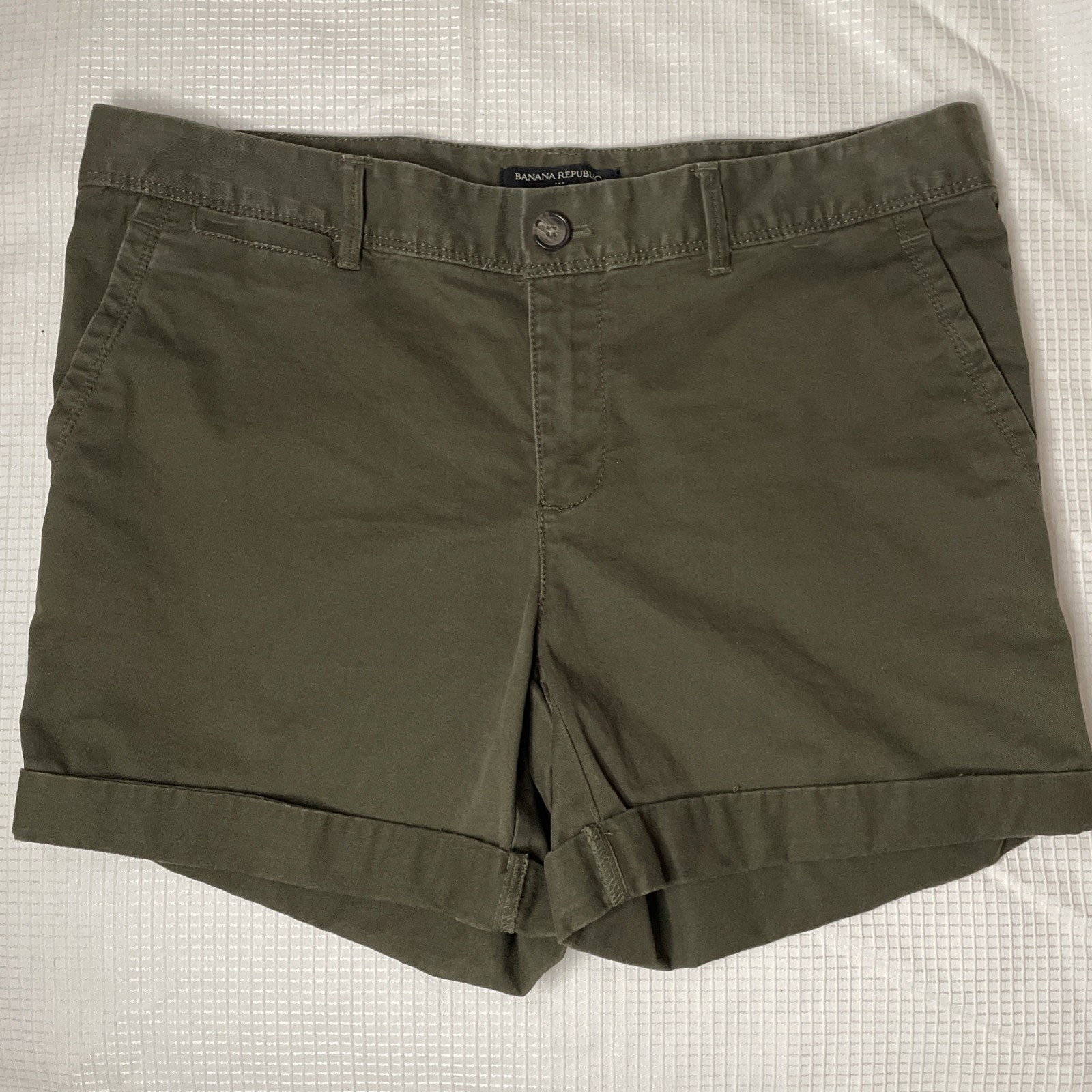 Woman’s Banana Republic Olive Green Cuffed Chino Shorts Size 6