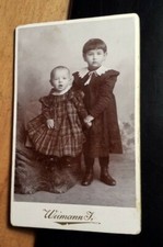 2 bambini piccoli si tengono per mano - sfondo / CDV Weimann János Budapest