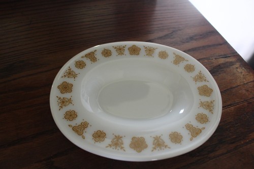 Vintage Pyrex Corning Butterfly Gold Gravy Boat and Underplate - Picture 8 of 10