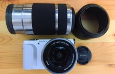 Kit fotocamera Sony NEX-3N con doppio obiettivo zoom e batteria originale - usato in buone condizioni con