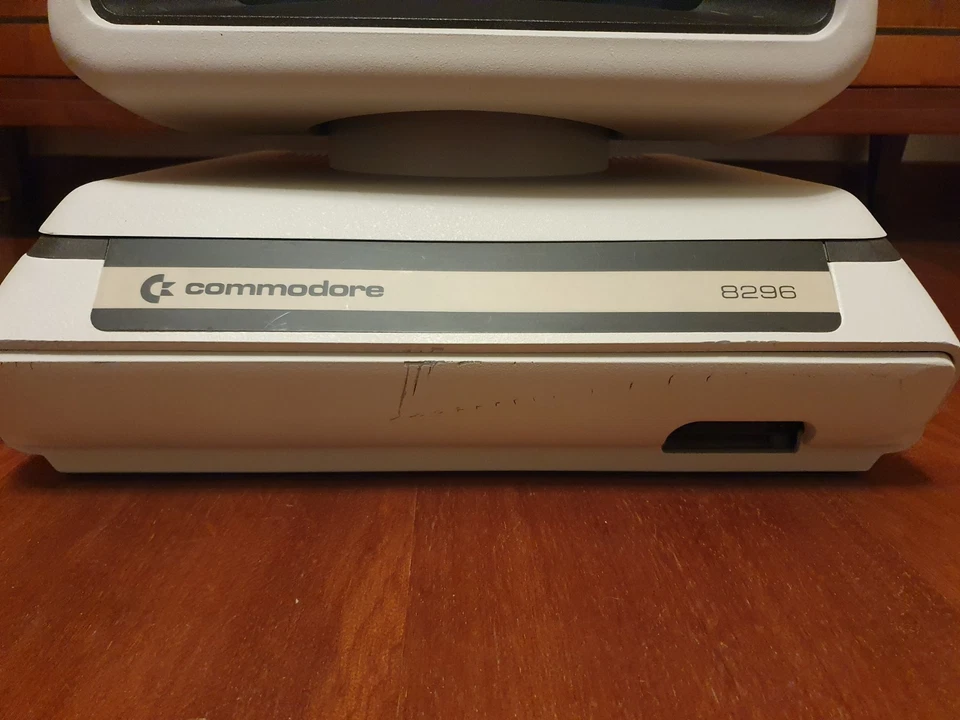 Commodore 8296 Computer PET Funzionante Seriale Basso - NO TASTIERA - Immagine 4 di 4