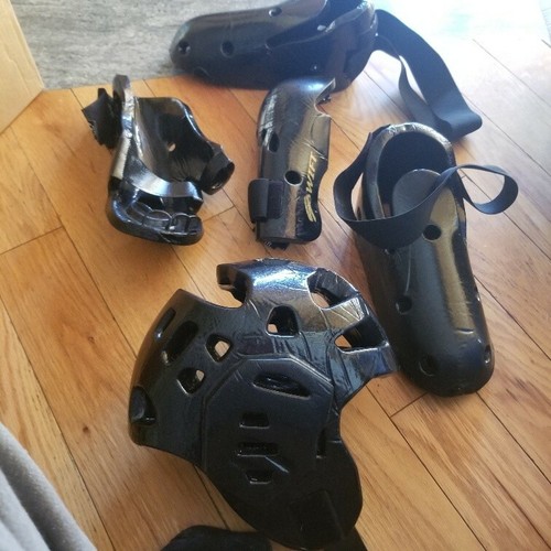 Swift martial arts -- Helmet, gloves, foot protectors, Large, Black