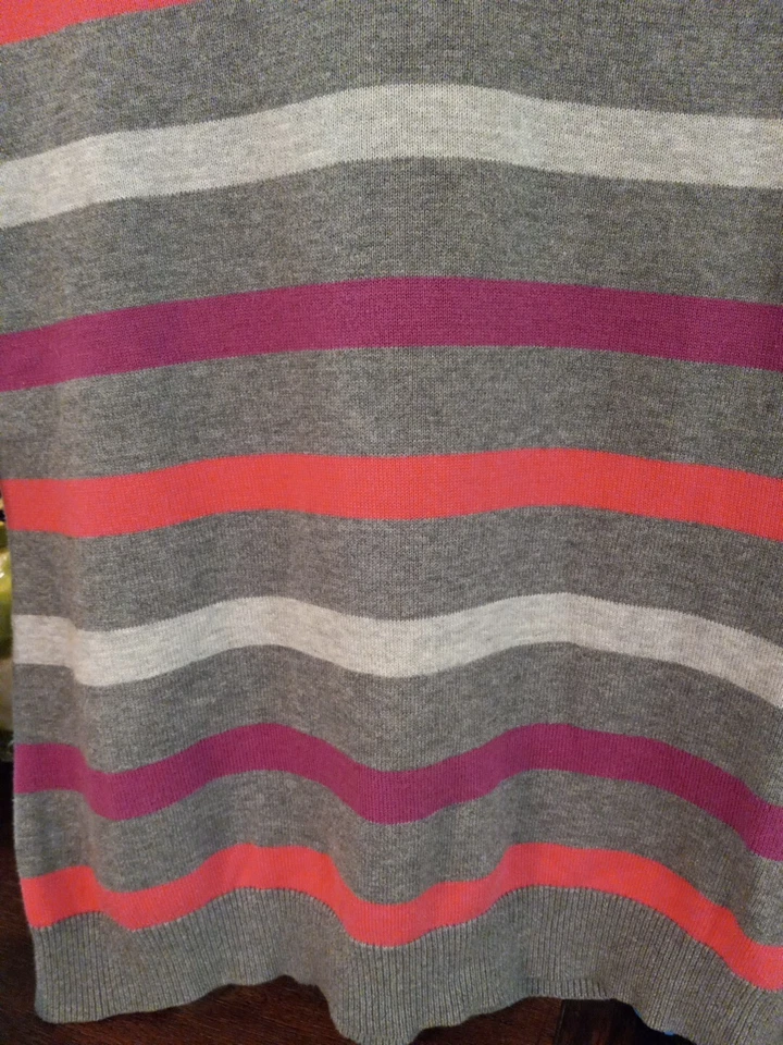 SUÉTER MUJER IZOD, Talla M, CUELLO EN V, Gris, Rosa Oscuro, Rayas Ciruela, Mangas Largas. Foto 4 de 4