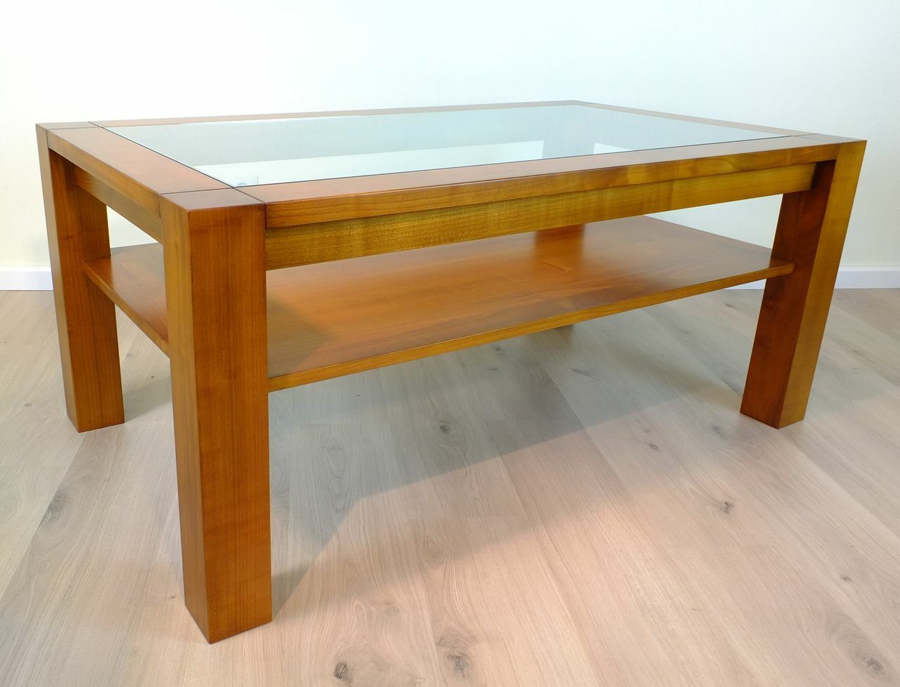 Couchtisch Kirschbaum massiv 130 x 75 x 57cm (LxBxH) mit Glasplatte und Ablage