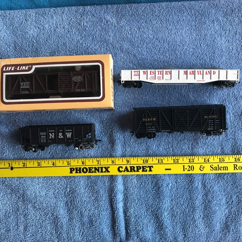(4) HO FREIGHT CARS (4).. EXCELLENT