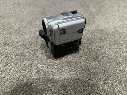 Sony Handycam DCR-PC101 Mini DV Camcorder READ!
