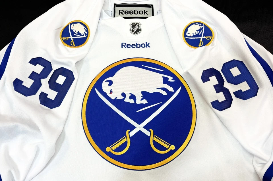 CAMISETA DE PRÁCTICA REEBOK DE RETIRO DOMINIK HASEK BUFFALO SABLES #39 CORTE GOLE Foto 3 de 4