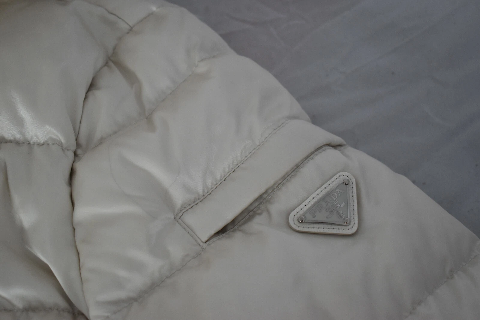 Giacca in pelliccia tinta Prada bianca trapuntata con cerniera e cerniera da donna IT42 UK10