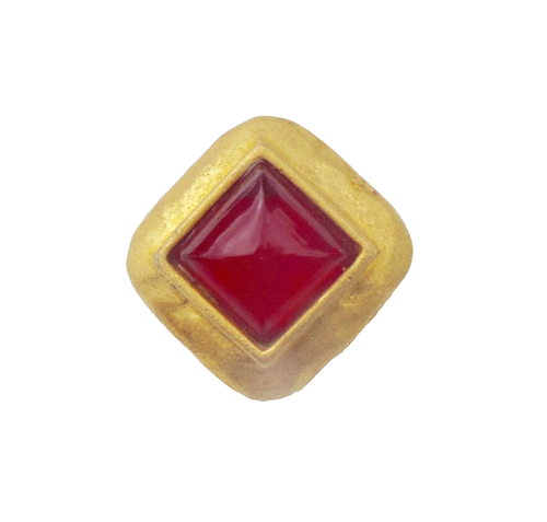 Pendentif en métal doré à décor stylisé., Vente aux enchères