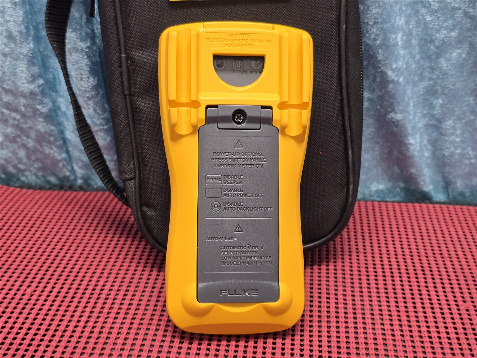 FLUKE 117 TRUE RMS MULTIMETER W/ CASE AND LEADS 