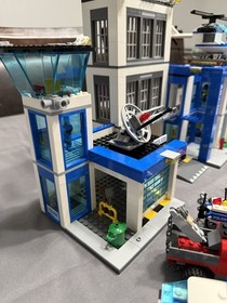 LEGO City Police Station (60047) Complete W/minifigs And Extras Missing 1 Manual