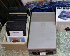 LOTTO C64 : FLOPPY DRIVE 1541 x COMMODORE 64 + 90 DISK + JOYSTICK + DATASSETTE