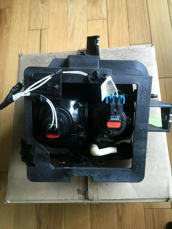 Nuevo de Lote Antiguo OEM GM 2003-2007 Cadillac CTS Luz Antiniebla Parte # 25742395 Foto 3 de 4