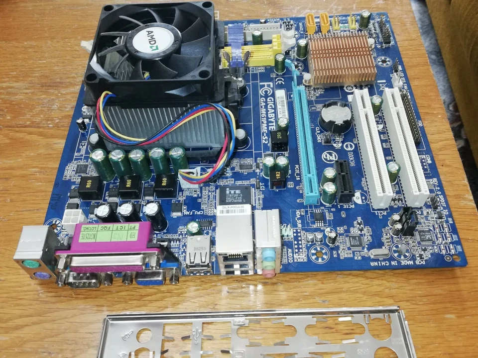  GIGABYTE GA-M61PME-S2 Motherboard plus Processor AMD Sempron SDH 1250IA A4DP. - Image 2 of 4
