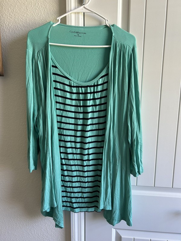 Women's size 1X Croft and Barrow top. This is a mock two layered shirt/blouse.