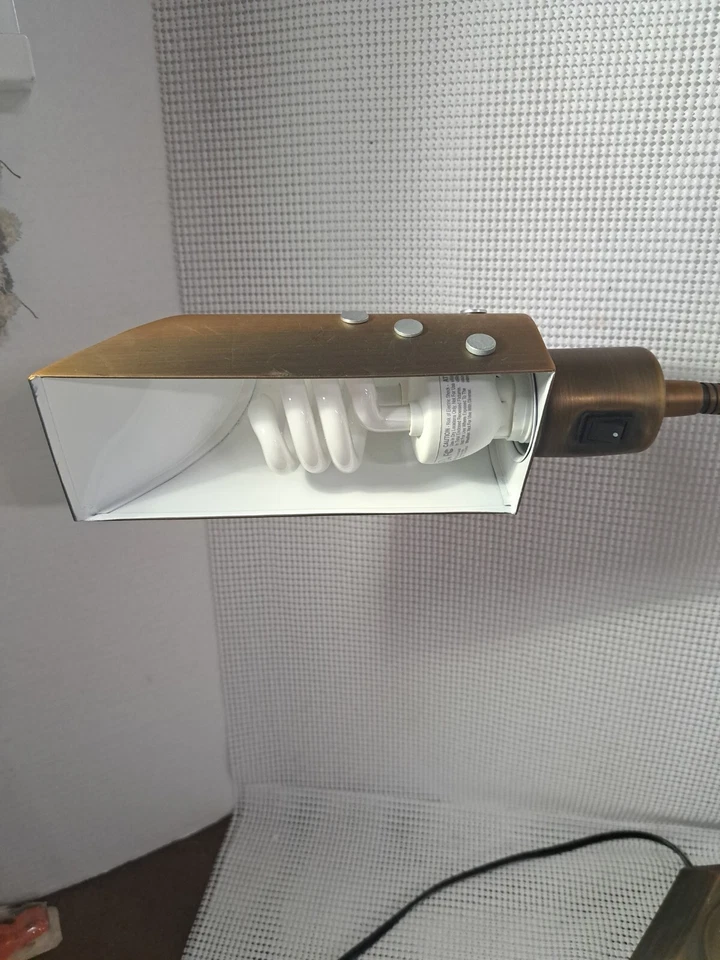 Lámpara de escritorio OttLite Alexander 20 vatios, latón miel, #20C15HB1, falta borde de latón Foto 4 de 4