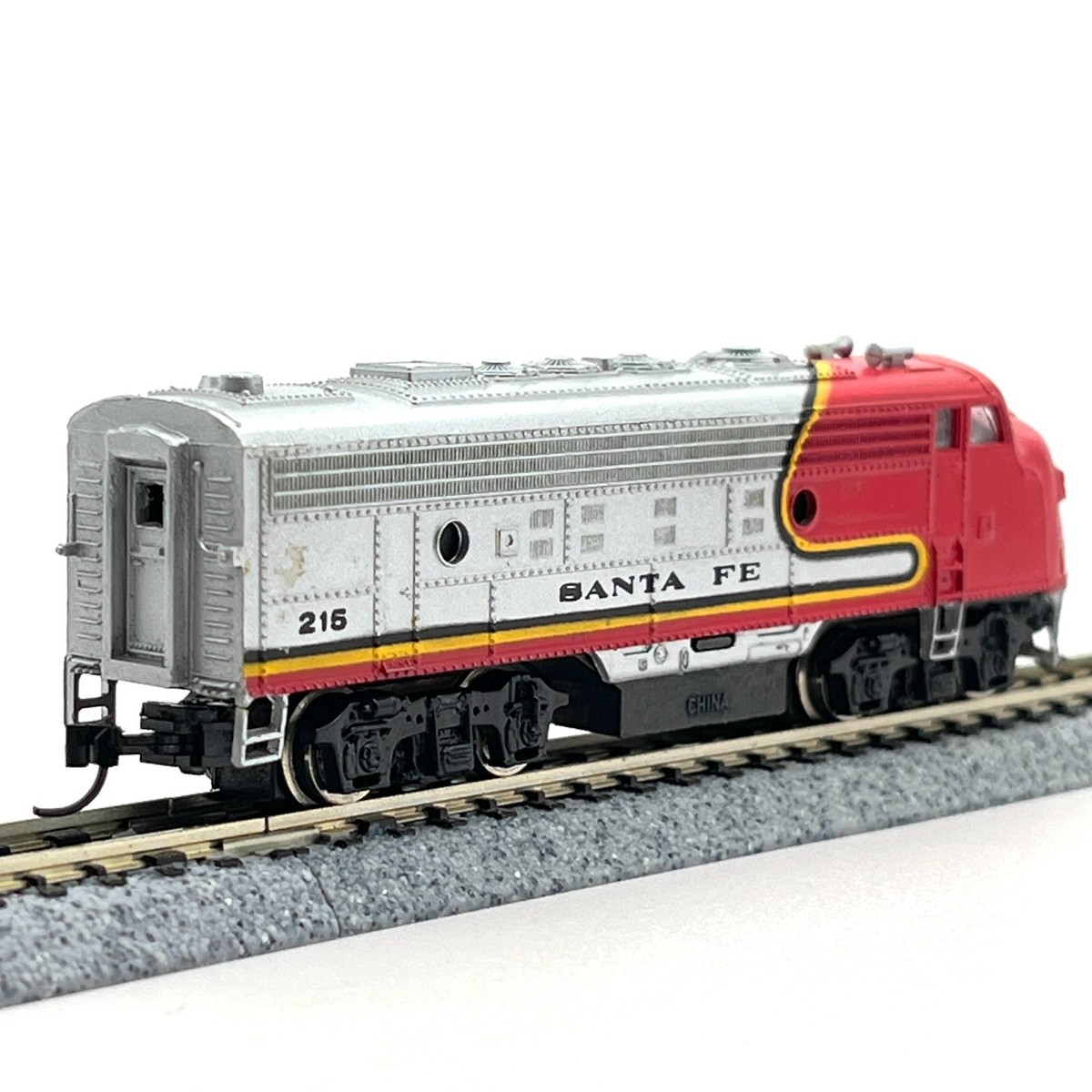 Bachmann N Scale Santa Fe EMD F9 Locomotive 215 for Parts or