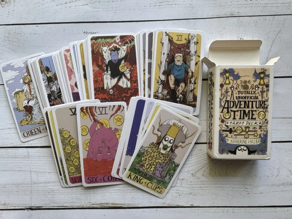 Baraja de 78 cartas de tarot no oficial de Hora de Aventuras con juguete de peluche Jazwares Finn Foto 4 de 4