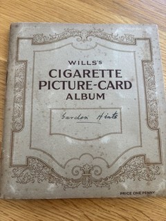 Wills's Cigarette Picture Card Album: 'Garden Hints' 1938 with full set of cards