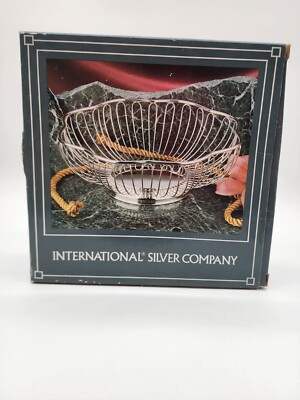 INTERNATIONAL SILVER CO. Silver Plated Wire Basket with Box 9.75'' Scalloped
