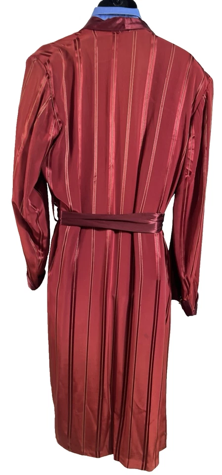 Bata Vintage Para Hombre L Borgoña Satén Caballero Vestir Fumar Chaqueta Rayas Foto 3 de 4