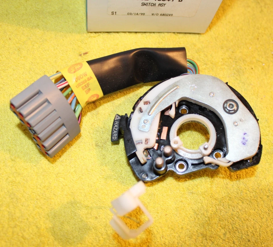 Mustang II 73-79 1974-1975 Torino 77-79 Thunderbird Nuevo de Lote Antiguo Interruptor de Intermitente Fijo Foto 2 de 4