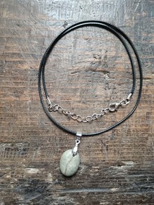 Collier pendentif galet