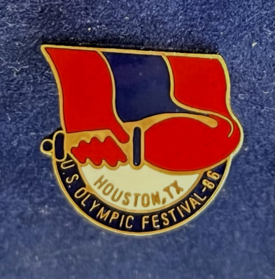 U.S. OLYMPIC FESTIVAL - 86 LAPEL PIN BADGE / HOUSTON, TEXAS / 1986/ HAND & TORCH