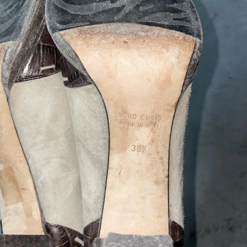 Zapatos de salón de gamuza de cuero en relieve de cocodrilo hechos en Italia para mujer talla 8,5 marrón beige Foto 4 de 4