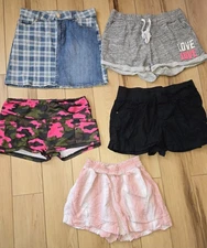 Womens XL short Bundle/ 1 skirt 