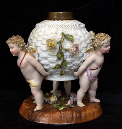 PAIR OF ANTIQUE PLAUE GERMAN PORCELAIN OIL LAMP FONTS CHERUBS, ENCRUSTED FLOWERS - Picture 6 of 8