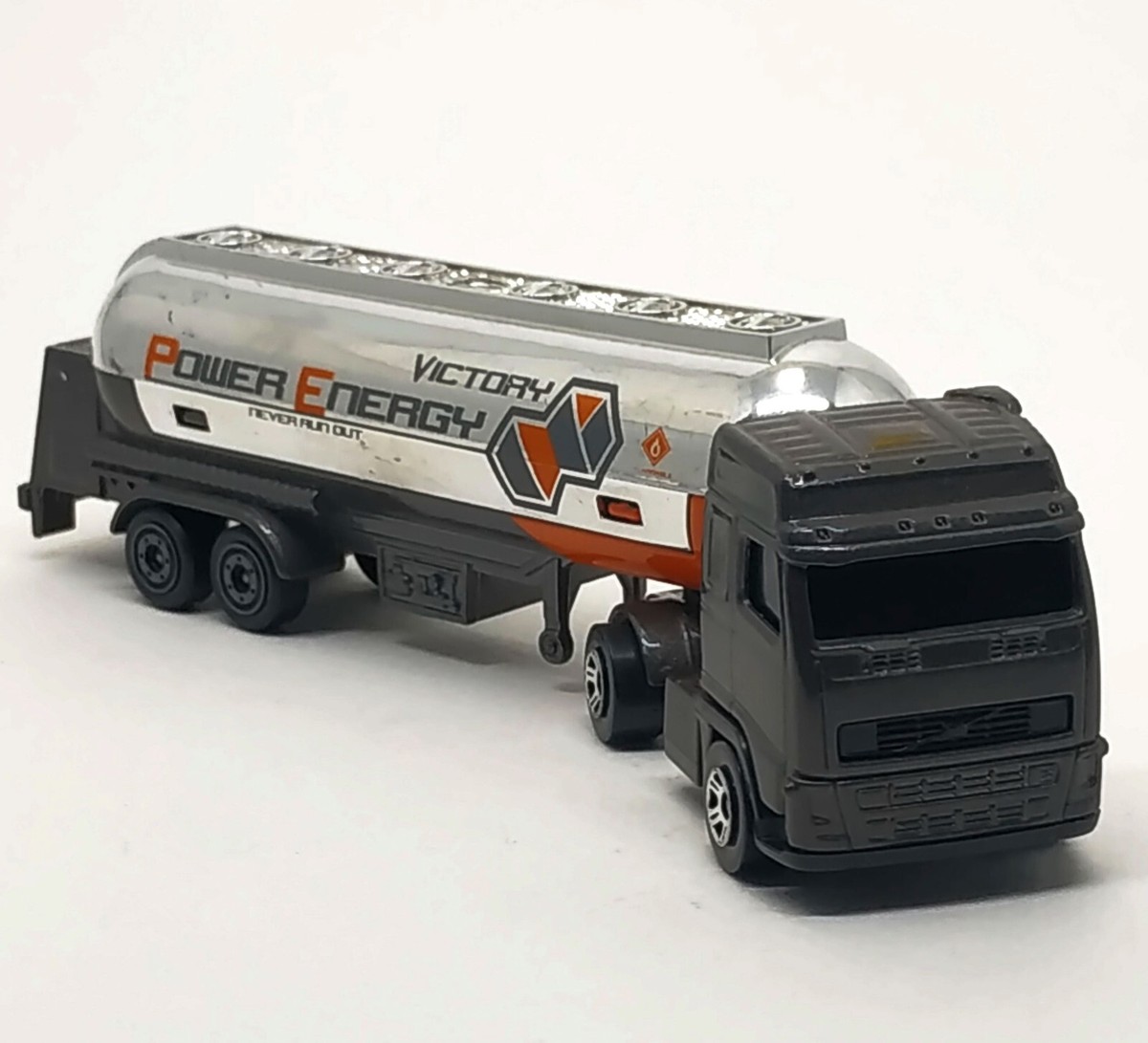 No.1 Volvo トラクターヘッド ミニチュア Majorette Volvo FH16 Dark Gray with Power Energy Tank Scale 1/100