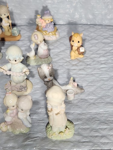 Precious Moments Shelf with 12 figurines (Sold as Lot of 13) - Picture 8 of 18