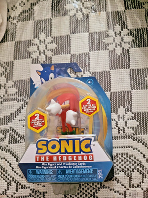 Sonic The Hedgehog (Knuckles Action Figure 2.5 )  2 Collector Cards, Brand New, 