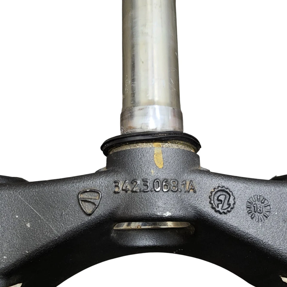 Ducati Panigale 1299 1299S 2015-2019 abrazadera de árbol triple inferior OEM 34230681A Foto 3 de 4