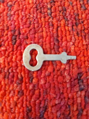 PADLOCK STREAMER TRUNK CASE FLAT KEY METAL VTG RARE #7