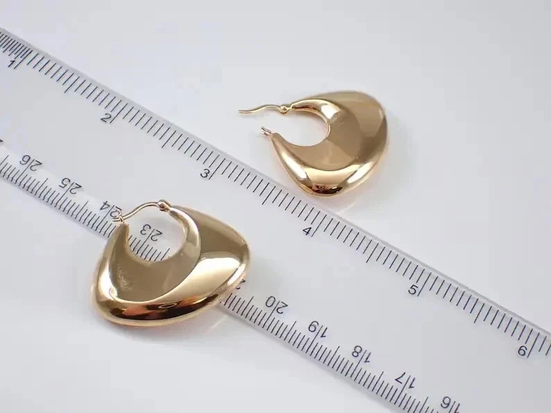 Delicados aretes tipo argolla Huggie gruesos vintage enchapados en oro amarillo de 14K para mujer Foto 3 de 4